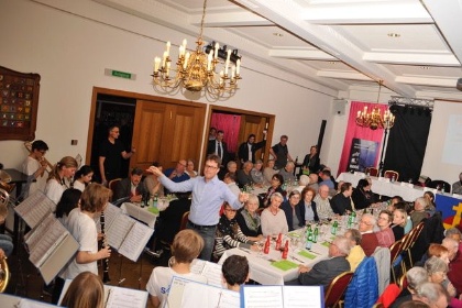 Die StadtJugendMusik Zürich spielt unter Leitung von Dirigent Thomas Mosimann zum traditionellen Quartiervereins-Anlass auf