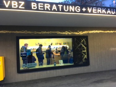 Reger Besucherandrang in der Ticketeria Goldbrunnenplatz an einem Dezember-Abend 2018 