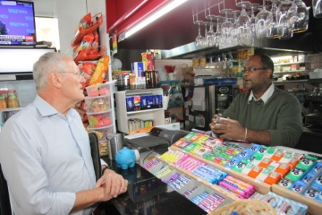 Urs Rauber (links) im Gespräch mit Kioskinhaber Sinnathurai Nagananthan (Foto Lorenz Steinmann)