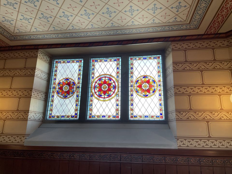 Eines der schönen Glasfenster im Kirchenschiff
