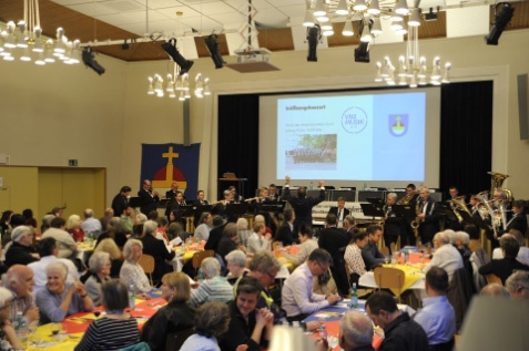 Der Saal im Kirchgemeindehaus fasst rund 120 Personen und war bis fast auf den letzten Platz gefüllt (alle Fotos: Heinz Schluep)