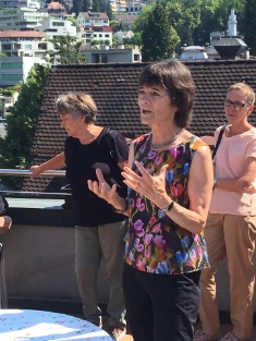 Bundesrichterin Brigitte Pfiffner führt die Besucher aus Wiedikon durch das Bundesgericht Luzern