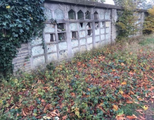 Beschädigte Urnengräberwand an der Ostseite des Friedholfs, vis-à-vis von Schulhaus Aemtler (nicht auf dem Bild)