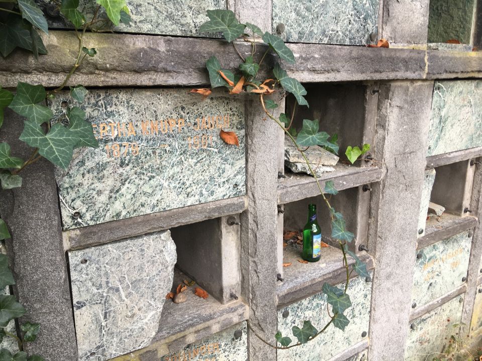 Deplaziert: Bierflasche in ehemaligem Urnengrab