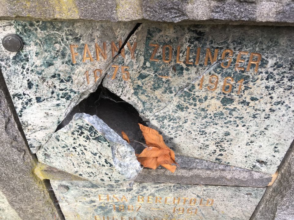 Eine der zerstörten Grabplatten, von Fanny Zollinger (1876-1961)