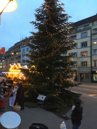 Wie jedes Jahr: Glühweinhüttli des Quartiervereins und Weihnachtsbaum an der Schmiede Wiedikon (5. Dezember 2018).