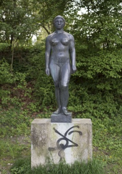 Frauenfigur aus Bronze von Otto Müller