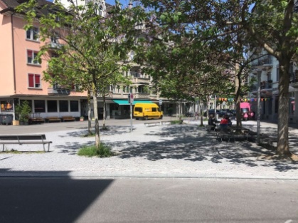 Stille, wo einst Lastwagen durchbrausten: Brupbacherplatz 2019