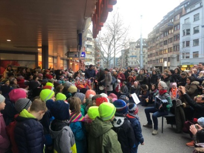 Kindersingen beim Glühweinhüttli am 18. Dezember