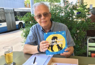 Projektleiter Hugo Engeler präsentiert das druckfrische Buch im Garten des Restaurant Falken