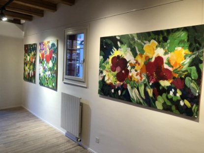Blumenmotive (hier von Irene Attia Hemmi) dominieren die 41. Wiediker Kunstausstellung im Ortsmuseum
