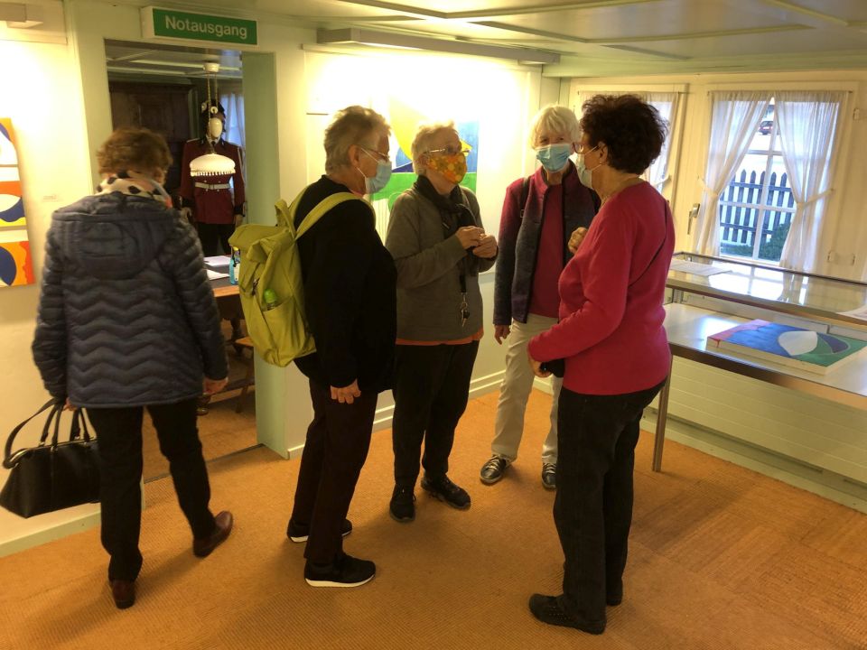 Madeleine Basler (rechts) im Gespräch mit Besucherinnen