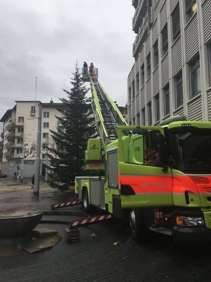 Auch dieses Jahr stand unser Elektriker Pio Marcoli zuoberst auf der Feuerwehrleiter