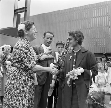 OK-Präsidentin Erika Rikli (links) am Eröffnungstag der Schweizerischen Ausstellung für Frauenarbeit (SAFFA) in Zürich, 17. Juli 1958, zusammen mit Chefarchitektin Annemarie Hubacher-Constam (mit Brille)