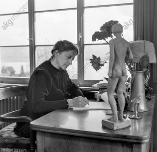 Marta von Meyenburg, Leiterin der Sozialen Frauenschule Zürich, 1945 in ihrem Arbeitszimmer (Bild Milou Steiner, Keystone)