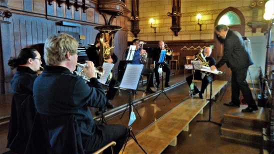 Die Brass Band Zürich unter Leitung von Werner Kubli begleitet mit rassigen Klängen den Zunftgottesdienst