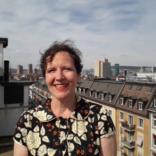 Ulrike Ulrich über den Dächern von Wiedikon