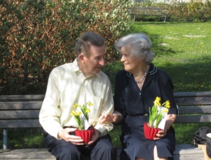 Glückliches Paar im Altersheim Burstwiesen mit Blumen des Quartiervereins