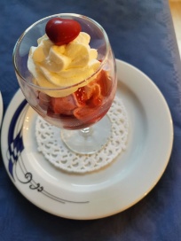 Zum Dessert gab’s luftige Himbeercrème im Glas und Beerentorte (alle Fotos Nada Bobic)