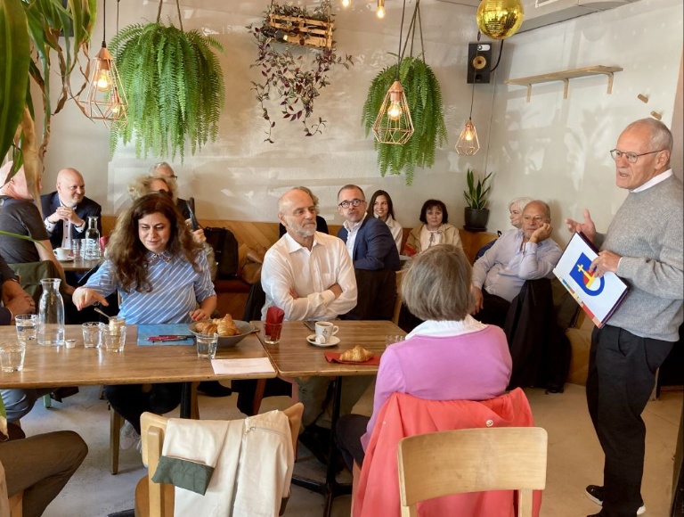 Vorstellungsrunde durch den Quartiervereinspräsidenten Urs Rauber im Café Z am Park 