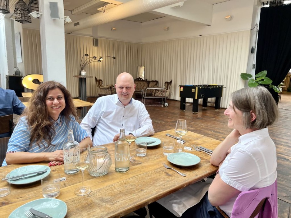 Entspannter Stadtrat Michael Baumer zwischen den Vorstandsmitgliedern Marita Verbali (links) und Ulrike Trinks