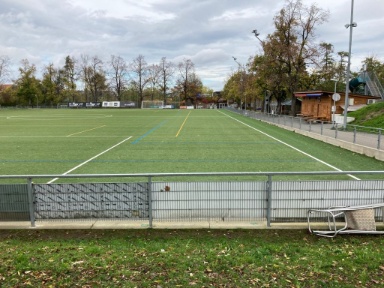 Heimspielplatz des FC Wiedikon beim GZ Heuried, rechts das Clublokal
