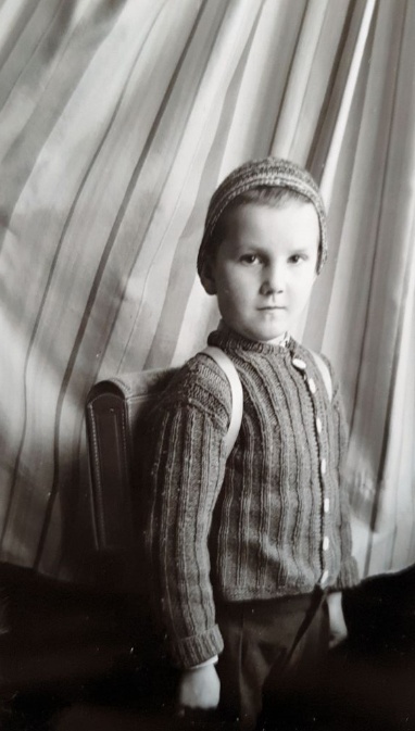 Der sechsjährige Hermann Schumacher an seinem ersten Schultag 1939 – im Jahr, als er Reichskanzler Hitler vorgestellt wurde