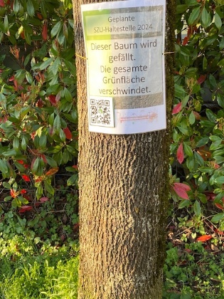 Plakate an Bäumen, die weichen müssen