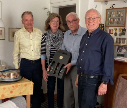 Eine Delegation des Quartiervereins überreicht Hermann Schumacher ein kleines Geburtstagsgeschenk: von links Andreas Wäfler, Maria Giannoccolo und Urs Rauber 