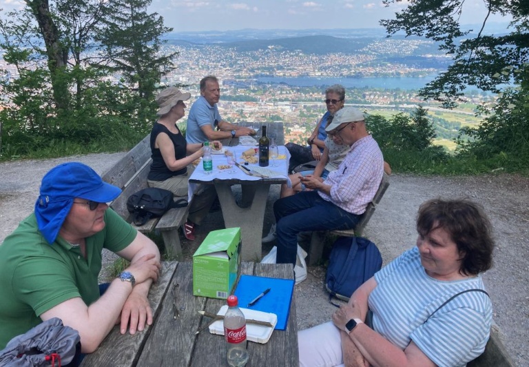 Prächtige Aussicht vom Känzeli auf die Stadt und den Zürichsee