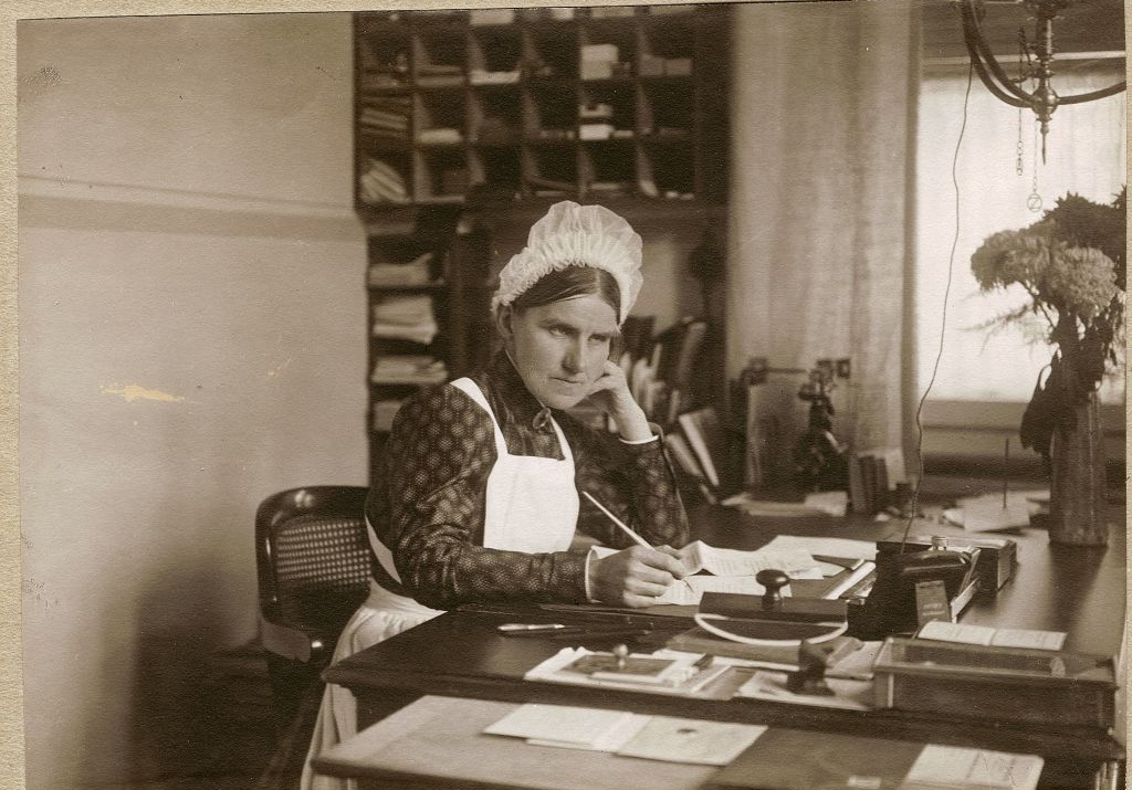 Ida Schneider (1869-1968), erste Oberin der Pflegerinnenschule (Foto Gosteli-Stiftung, Worblaufen AGoF 110-FS-438)
