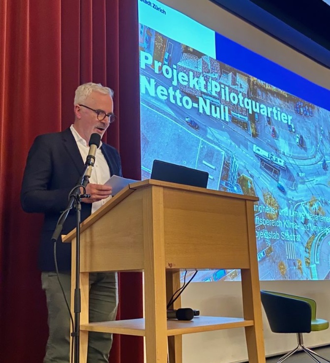 Stadtrat Andreas Hauri stellt das Projekt «Pilotquartier Netto-Null Alt-Wiedikon» vor 