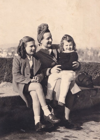 Peter (rechts), seine Schwester Agnes und Mutter Szerén, ca. 1946 (© Peter Iczkovits)