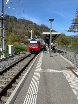 Vorbild: Station Triemli mit behindertengerechtem Zugang und Wartehäuschen 