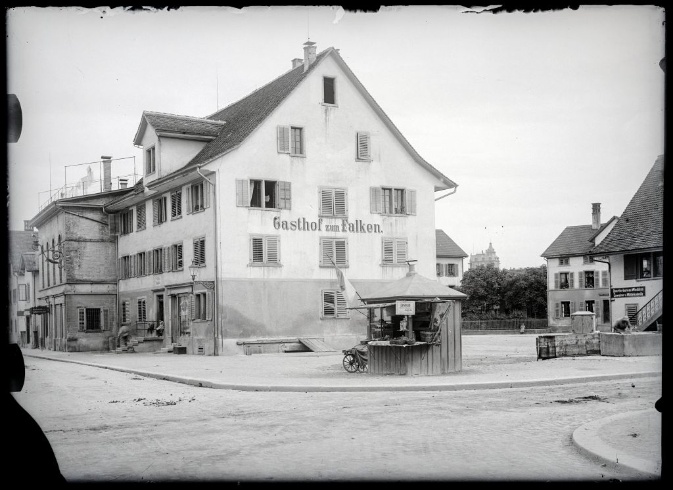 Gasthof Falken um 1899 von der Kreuzung Zurlinden-/Zweiterstrasse aus gesehen
