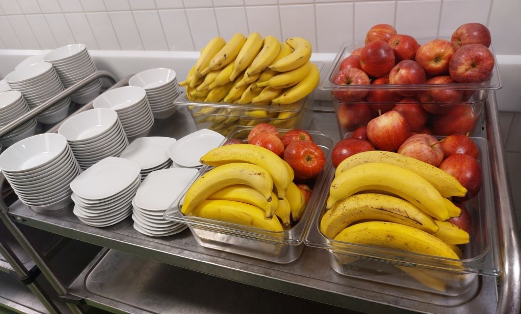 Auch Äpfel und Bananen werden einzeln gerüstet angeliefert