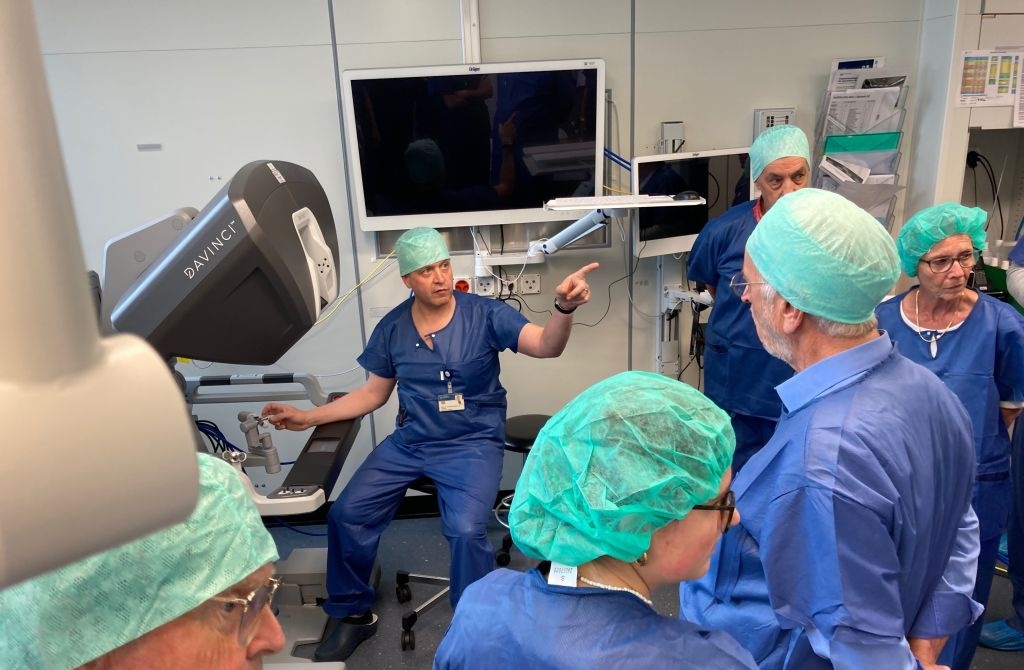 Der Urologie-Chef Prof. Michael Müntener erklärt den Operationsroboter