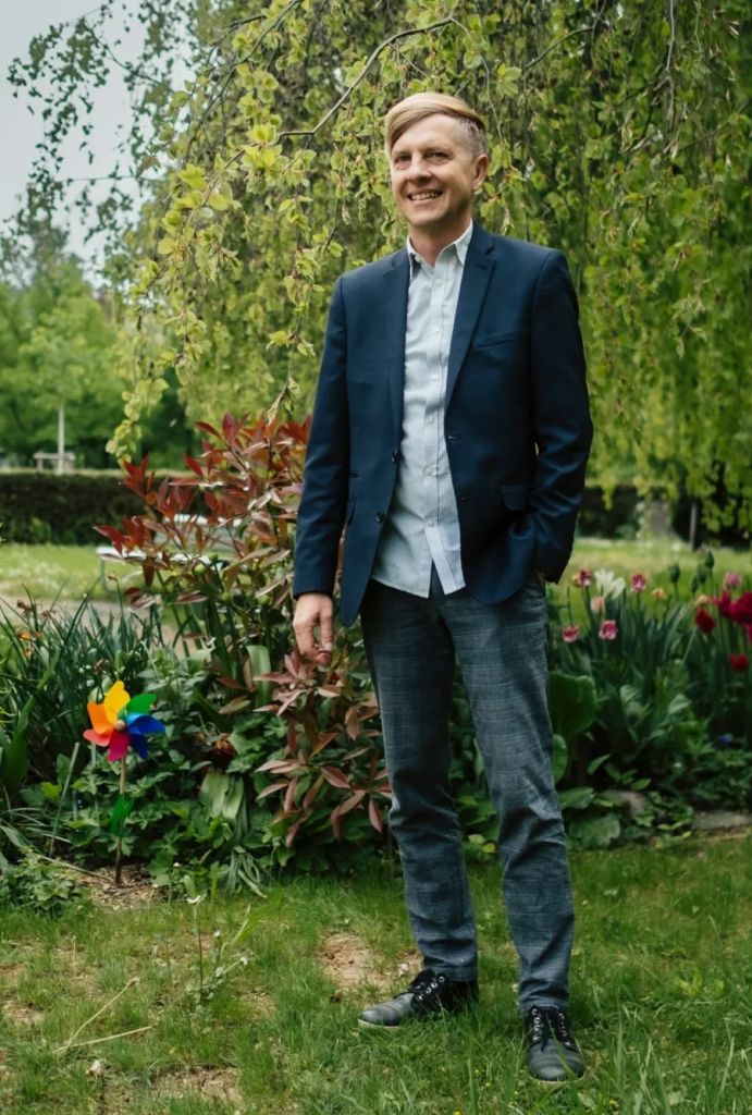 Bruno Bekowies vor Regenbogen-Grab (Foto Jonathan Labusch, TA 14.4.24)