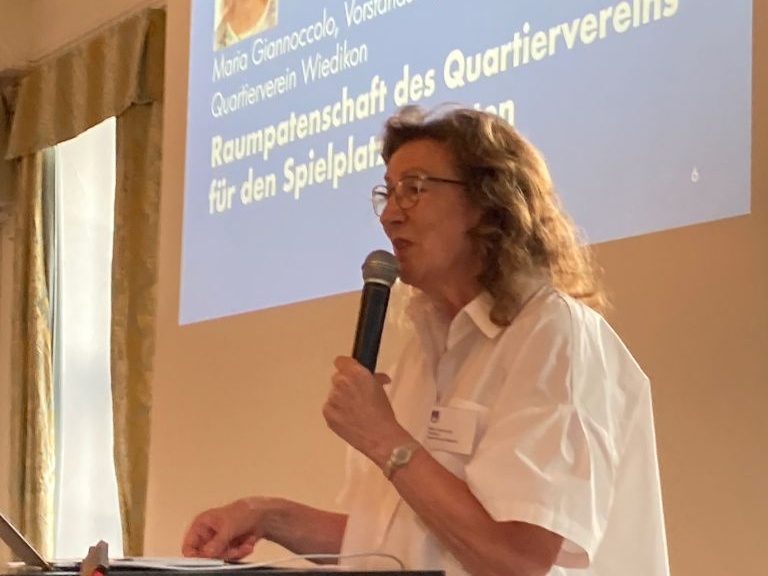 Maria Giannoccolo stellt die Raumpatenschaft für den Aegerten Spielplatz vor