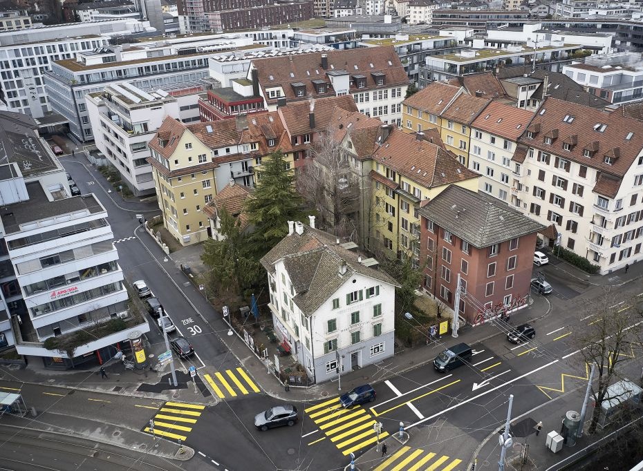 Vier Strassen beginnen oder enden hier (v.u. im Uhrzeigersinn): Utobrücke, Giesshübelstrasse, Edenstrasse, Manessestrasse