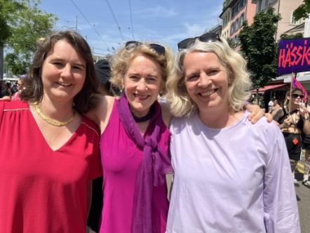 Simone Brander (links) an der Frauendemo vom 14. Juni 2025 zusammen mit ihren Stadtratskolleginnen Corine Mauch und Karin Rykart Simone Brander (links) an der Frauendemo vom 14. Juni 2025 zusammen mit ihren Stadtratskolleginnen Corine Mauch und Karin Rykart
