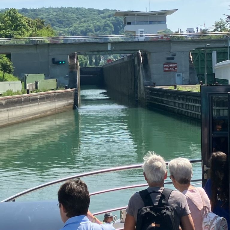 Einfahrt in die Schleuse Birsfelden