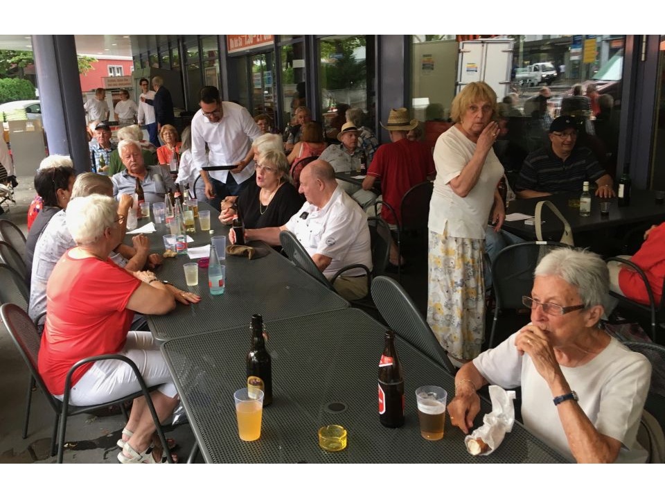 Die ersten Besucher sind vor allem Mitglieder des Quartiervereins