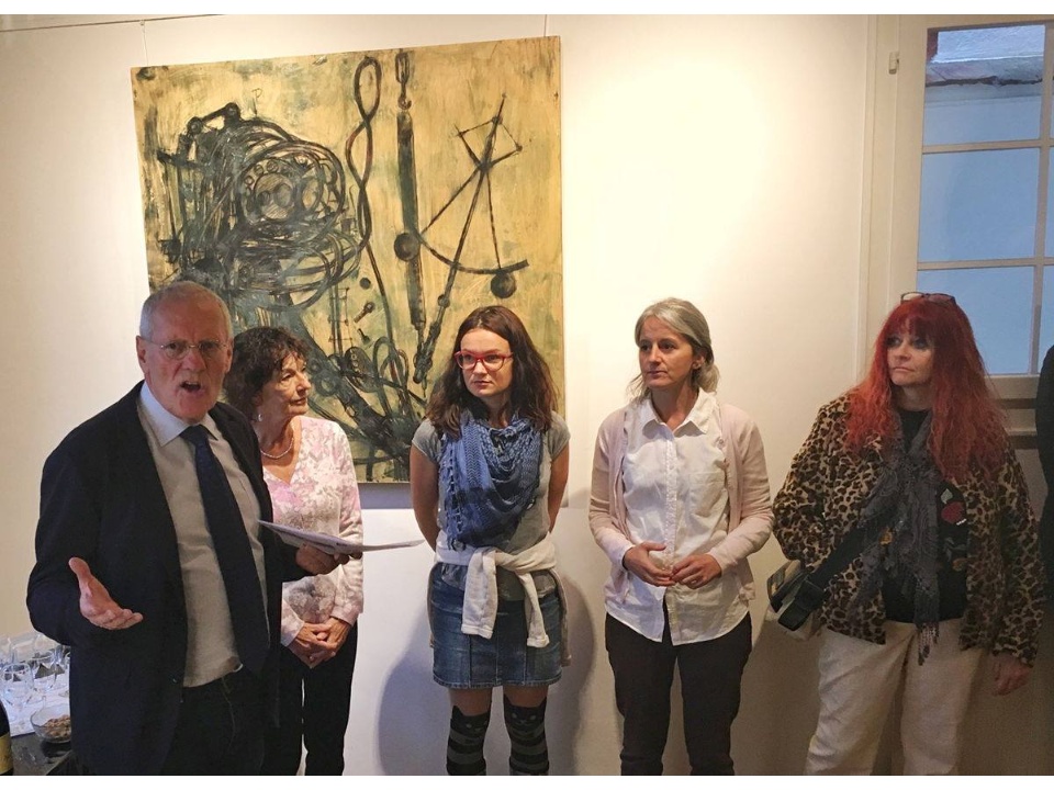 Urs Rauber (Präsident des Quartierverein Wiedikon) stellt die vier Künstlerinnen vor: Maria Korner, Dagmar Bocakova, Ana Delgado und Antonia Neininger (v.l.n.r.)