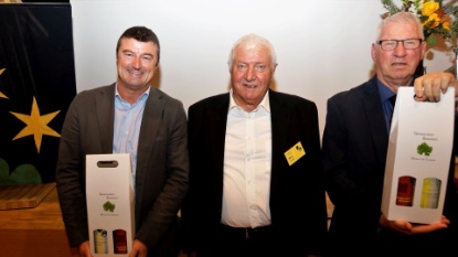 Willi Huber (Mitte), Präsident der Männerriege KTV Wiedikon, mit Geehrten seines Vereins